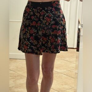 Black floral mini skirt #floral #miniskirt
Size S—fits like XS